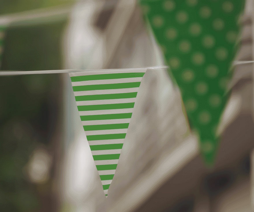 Guirlande en tissu vert à motifs - Décoration personnalisée pour événements, intérieurs et fêtes.