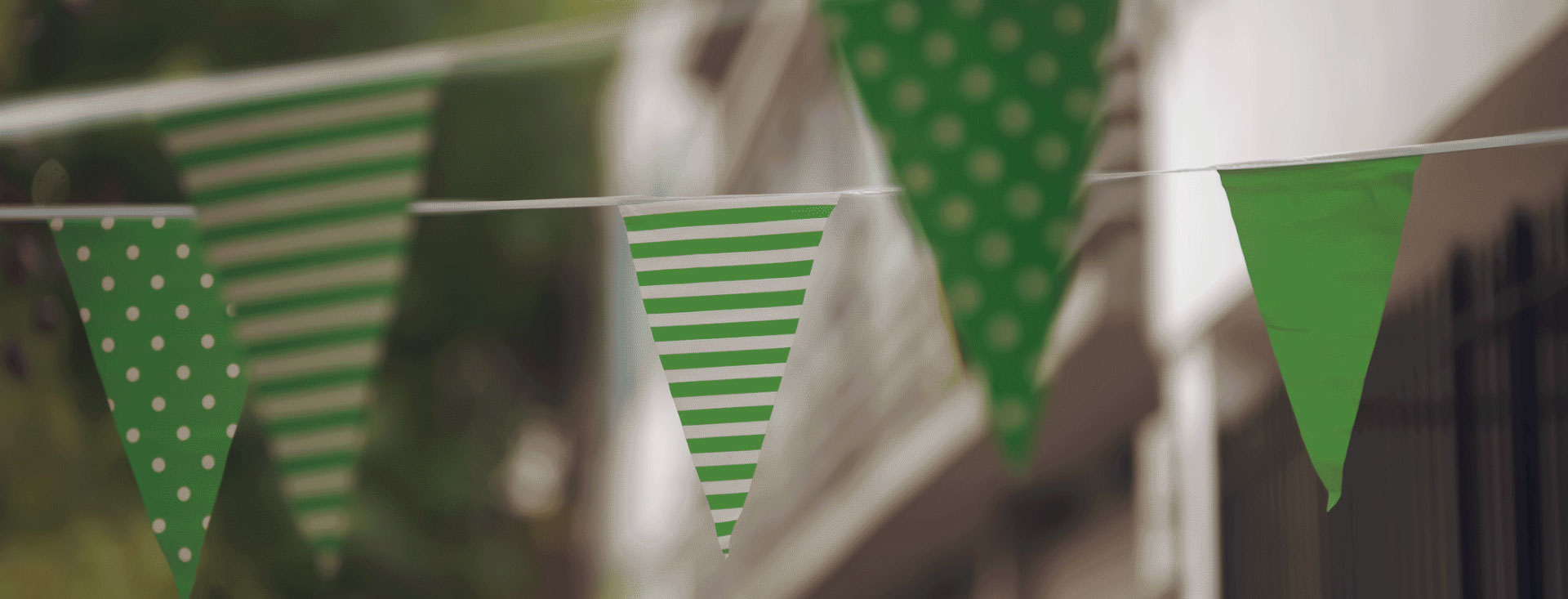 Guirlande en tissu vert à motifs - Décoration personnalisée pour événements, intérieurs et fêtes.