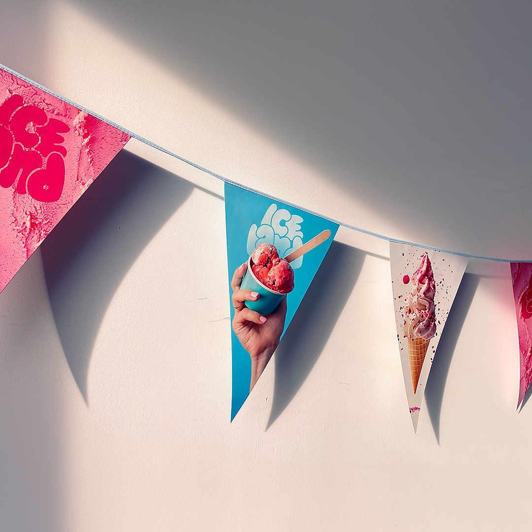 Guirlande publicitaire en papier économique, idéale pour les événements promotionnels.