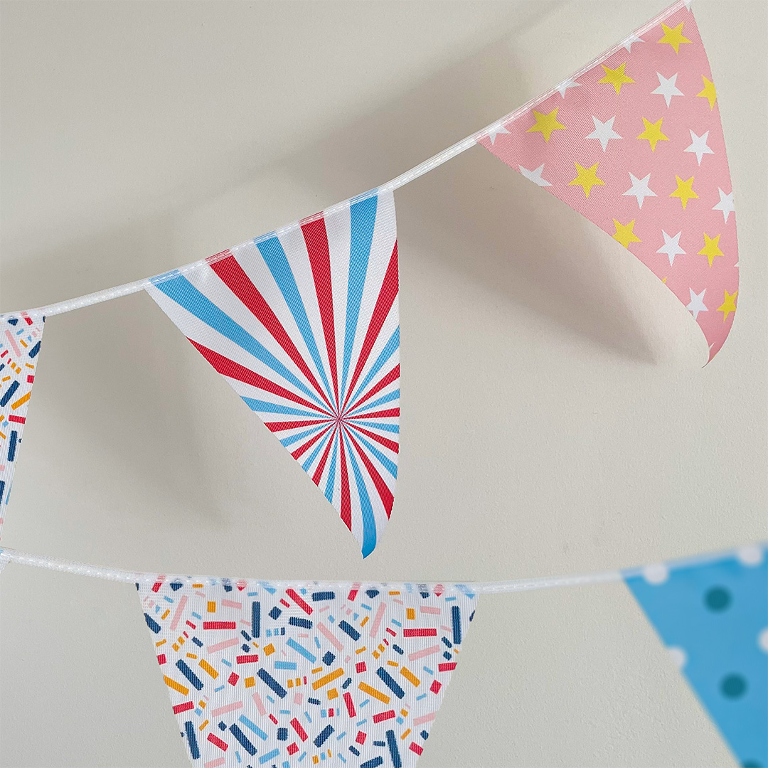 Guirlande publicitaire en tissu maille résistante pour une utilisation en extérieur